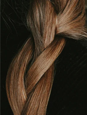 Trenza de cabello castaño sano y brillante